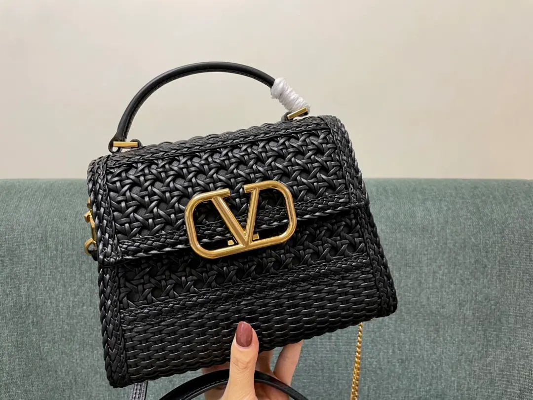 Batch. Black🆕Model0530Weaving Valentino Garavani VSLING |Valentino.|Hand-worn briefcase💼 The match can extend the strap and handle., ♪ Shoulder ♪, Slash and handheld switch like a man.. Old brass metal accessories from the ancients., Magnetic button opening, Matching markerslogo Reconciling leather shoulder belts, Cover your feet., Napa leather liner.. Internal: 2 A partition., - Puncture. 1 A zipper pocket and... 1 A flat open bag. Material: Bullskins. Dimensions: 22x16x9cm