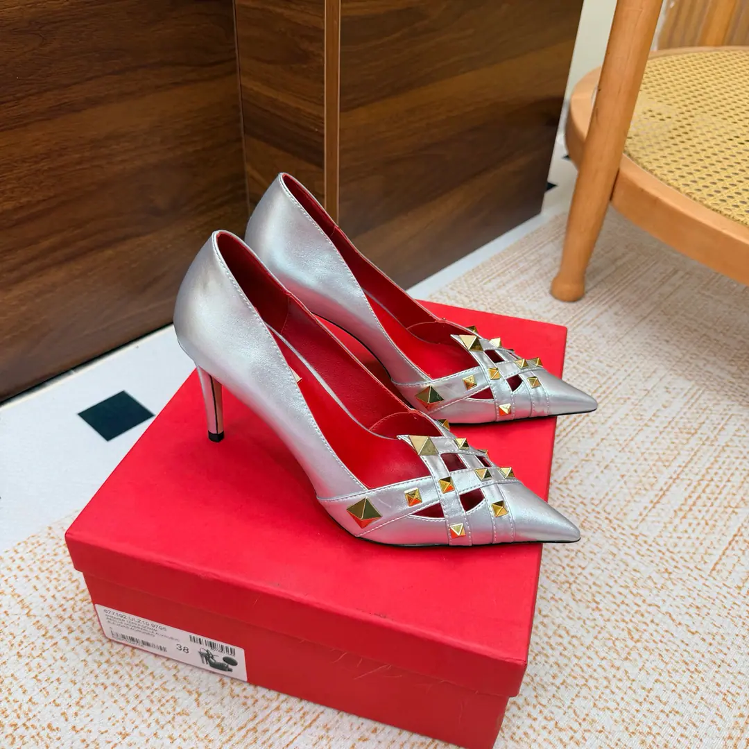 2026♪ Take the stuns and the heels ♪ Valentino High heels💗Loved sandals. A beautiful quality.⚠️ It's a great match., Wear it any season.💜 Valentino is a new fashion charm. To continue the super high and design., I'm a big fan of the world's famous fans. The million fans are showing their love., Best sales at sea and abroad The domestics are out., Top Version Candy color., Every color is beautiful. Shoe.: Bullskins. Uchi.: Import of sheep skin Shoes under the sole.: That's a big one. He's tall.: 9cm Packaging: Full original package Codes: 36One.42Code（40, 41, 42I'm not gonna change.）