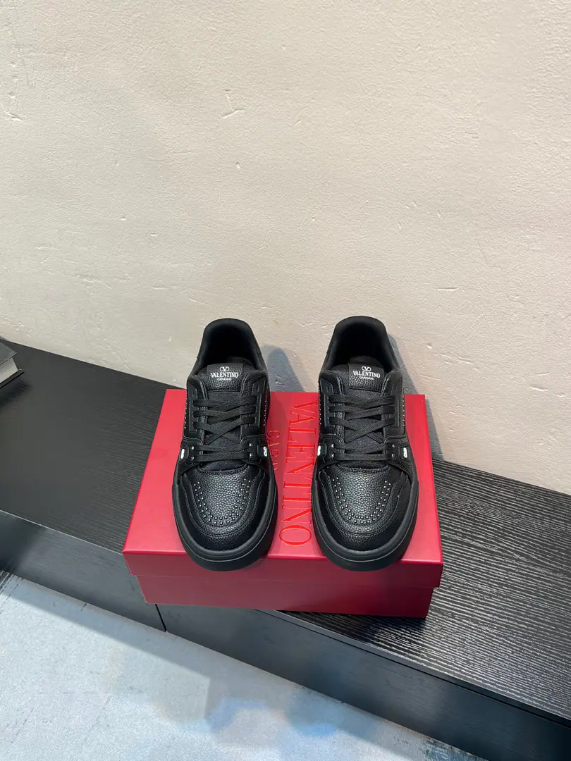 𝑽𝒂𝒍𝒆𝒏𝒕𝒊𝒏𝒐Valentino. 𝑶𝒏𝒆𝑺𝒕𝒖𝒅 Couples' sneakers. Valentino 2026The latest couple's sneakers. The star is the same. Fires are on sale.. OriginalZPReload and Dismantlement. Repeatedly retweets. Yes, sir.1:1Restore！Top luxury. Soft and cozy. Fashion and leisure. It brings a quality of excellence and grace. And the wonderful comfort of the upper foot. Top-level purchase version of shoe face: Import the cow's skin./Original oil side process Uchi.: In the skin of the watered cow. Otsumi!: Original development𝐓𝐏𝐔Double-coloured base Packaging: Original Configuration Full Packaging Codes: 35-44 （45 46Do it.） Customised (Autoscript-Unmarked orders）