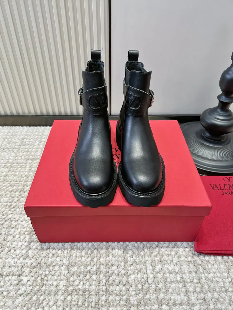VALENTINO GARAVANI Valentino.VTweedled Chelsea boots.26ss A low profile winter just needs boots.！Valentino Chelsea's boots are too many. The delicate black cow has a good skin., Boot side brand.VThe word-pressure bouquets are full of recognition., elastic elastic fabric design is so easy to wear. The serrated teeth shrug up., You're not too dumb to walk., A sharp boot-style modifier ankle line. A commute suit., Leisure jeans., The winter dress fits., It's a simple one., It's easy to get out of the house and feel a little bit of a little bit of a bit of a pep talk.！ ▪Shoe.: Head-decked cow skin. ▪Foot.: That's a very soft cushion. ▪Otsumi!: Rubber thick bottom ▪Codes: 35-39（40.41I'll make sure I don't change it.）