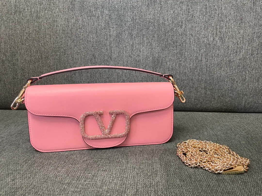 Large. Top First List ❤️Model: 1133Starfish.▪️The drill button. Valentino Valentino's leather handbag.👜Put the armpit in your bag. ▪️The old effect treatment parts for the old brass. ▪️Magnetic button opening ▪️Soft sheep liner. ▪️Dimensions:27x13x6cm