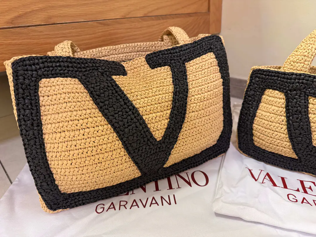 Large. New🍃Valentino Valentino. Garavani Bags 2025Spring and summer, the new Rafik handbag. Dimensions: 26x18x7cm 34x24x9cm Model: 2045