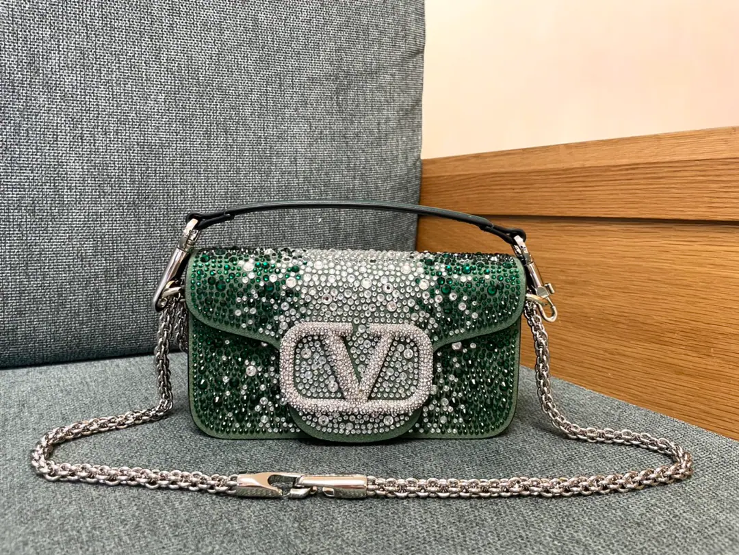 Small. ❤️Model: 1134 The hot-dry green.▪️The drill button. Valentino Valentino's leather handbag.👜Put the armpit in your bag. ▪️The old effect treatment parts for the old brass. ▪️Magnetic button opening ▪️Skin liner. ▪️Small: 20x11x5cm