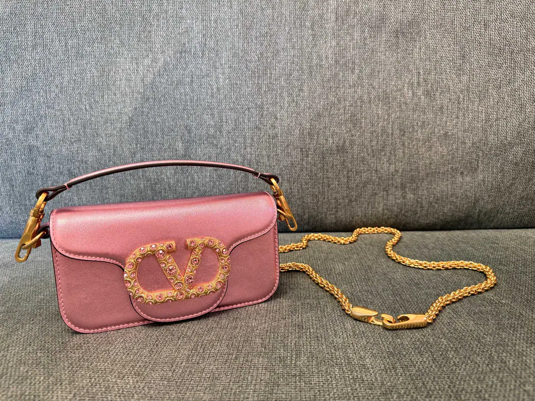 Small. New🍃It's beautiful.！ ❤️Model: 2244▪️The paint button. Valentino Valentino's leather handbag.👜 ▪️The old effect treatment parts for the old brass. ▪️Magnetic button opening ▪️Small: 20x11x5cm