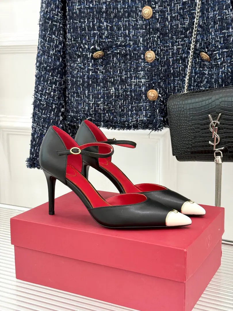 Plant price Valentino/Valentino.26WFNew Spill-head heels. The sharp line is a fine contour of the foot. SmallVGold tags for the shoes. Ratio of length length to length ♪ High and smooth every step of grace ♪ Classic red bottom recognition. It's easy to get a teleport. The naked and the black are cool. The upper foot is to be lifted immediately. You're not tired of walking. The fratricidal romance is hidden in detail. Summer shoe cabinets must be treasured. It's a lot of styles and styles. I'm not sure how much I'm gonna get. The classics that never regret starting. Details show the heart of the brand. It's easy to create a sense of excellence that doesn't take much effort. The price of the treasured shoes. I'm gonna be a little more elegant than I thought. The upper foot is white and thin. It's a match for both work and date. Quality and face The Warrens must be a fine one.！ Facework customized leather with original The inside feet are all sheep's skin. He's tall.: 8cm Italian imports are so thick. size: 35-39（40/41Custom） Numbering: 97320260808