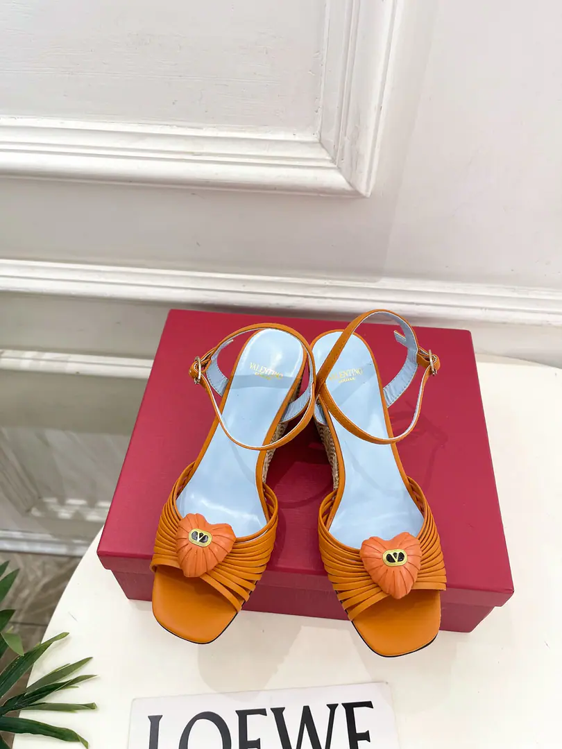 Valentino Valentino. 26𝐬𝐬 2026ssNew VTLove to tie the slopes and sandals. New☑️ Valentino Garavani It's a classic.“Roman Stud”The series was launched in a completely new interpretation.！The latest gold.VDetonation elements A full sense of excellence. ！BSFashion is a blast.～ Shoe.: Original high-prescription skin Uchi.: Importing mixed sheep skins Otsumi!: Italy is a big-ass country. He's tall.: 8cm Codes: 35-39（40.41.I'll make sure I don't change it.） Price Numbering: 2608045