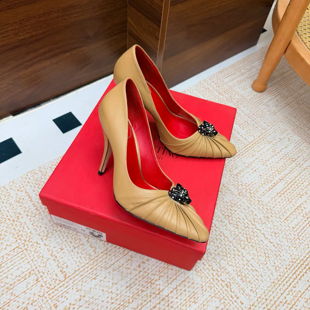 2026♪ Take the stuns and the heels ♪ Valentino High heels💗Loved sandals. A beautiful quality.⚠️ It's a great match., Wear it any season.💜 Valentino is a new fashion charm. To continue the super high and design., I'm a big fan of the world's famous fans. The million fans are showing their love., Best sales at sea and abroad The domestics are out., Top Version Candy color., Every color is beautiful. Shoe.: Bullskins. Uchi.: Import of sheep skin Shoes under the sole.: That's a big one. He's tall.: 10cm Packaging: Full original package Codes: 36One.42Code（40, 41, 42I'm not gonna change.）