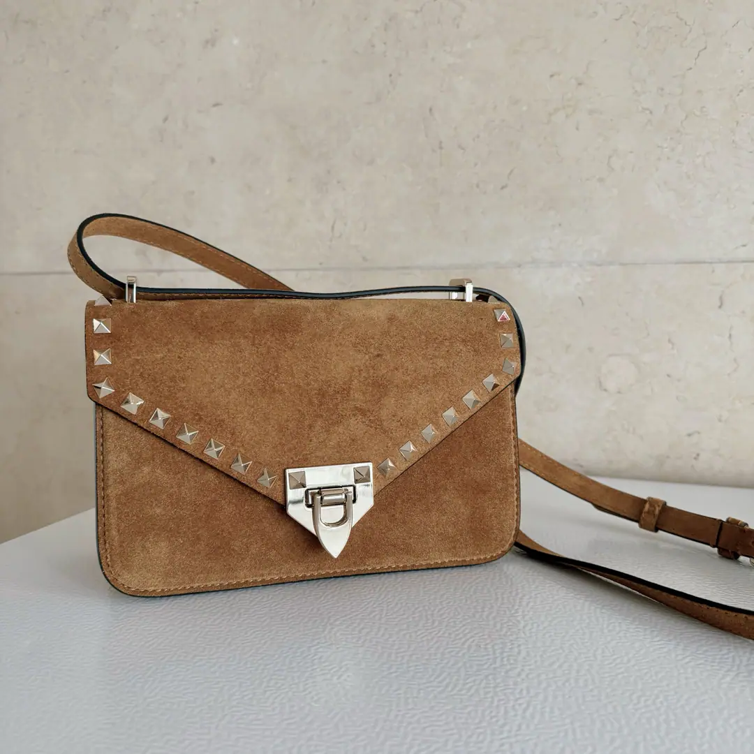 Batch. - Skin brown.🍃 VALENTINO Valentino. Small-sized leather-backed cattle handbag., It's got a nail.. I'm gonna be able to get a slided shoulder belt., This bag can be slashed on the shoulder.. Metal process effect treatment nails and accessories -- Clips. -In the leather lining. There's a single layer inside., Pocket pocket and zipper pocket. -Regable to disassemble leather sundries Rib height(Midpoint to top of the bag vertically):46-51.5centimetres Dimensions:Kuan21.5XHigh15.5XDeep8.5cm Model: 2027