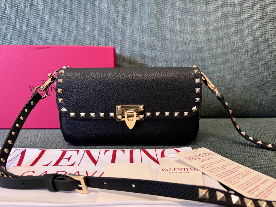 Batch. New paragraph🆕Delivery🍃 VALENTINO GARAVANI ROCKSTUDPumpkin-handbags., With a sign-on hook cut.. Metal-plated nails and accessories -- Clips. Adjustable and disassembly sundial belts -A pocket of internals. Dimensions:Kuan24XHigh12XDeep6centimetres Model: 2299