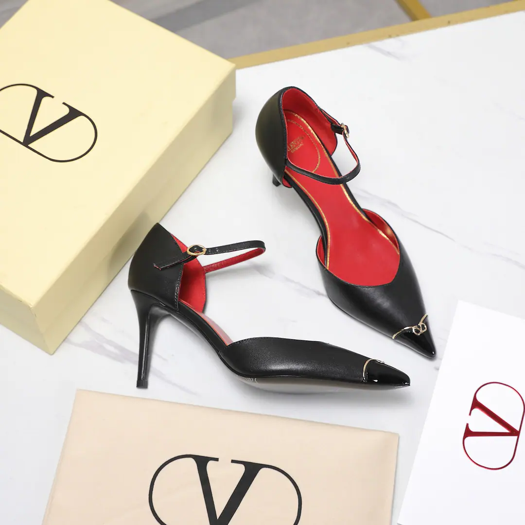 Plant price Valentino/Valentino.26WFNew Spill-head heels. The sharp line is a fine contour of the foot. SmallVGold tags for the shoes. Ratio of length length to length ♪ High and smooth every step of grace ♪ Classic red bottom recognition. It's easy to get a teleport. The naked and the black are cool. The upper foot is to be lifted immediately. You're not tired of walking. The fratricidal romance is hidden in detail. Summer shoe cabinets must be treasured. It's a lot of styles and styles. I'm not sure how much I'm gonna get. The classics that never regret starting. Details show the heart of the brand. It's easy to create a sense of excellence that doesn't take much effort. The price of the treasured shoes. I'm gonna be a little more elegant than I thought. The upper foot is white and thin. It's a match for both work and date. Quality and face The Warrens must be a fine one.！ Facework customized leather with original The inside feet are all sheep's skin. He's tall.: 8cm Italian imports are so thick. size: 35-39（40/41/42Custom）