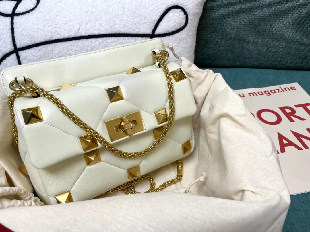 Small. Top First List New bag of nails.🔥Valentin0 Garavani Roman Stud Napa's leather chain bag. All sheep's skins inside and out.！Same color system, sew process enhanced prism👍Retrobronic process process for processing metal nails and accessories🤖️Internal: Zip pocket. 🆕Model0188 Small: 24x16x8cm