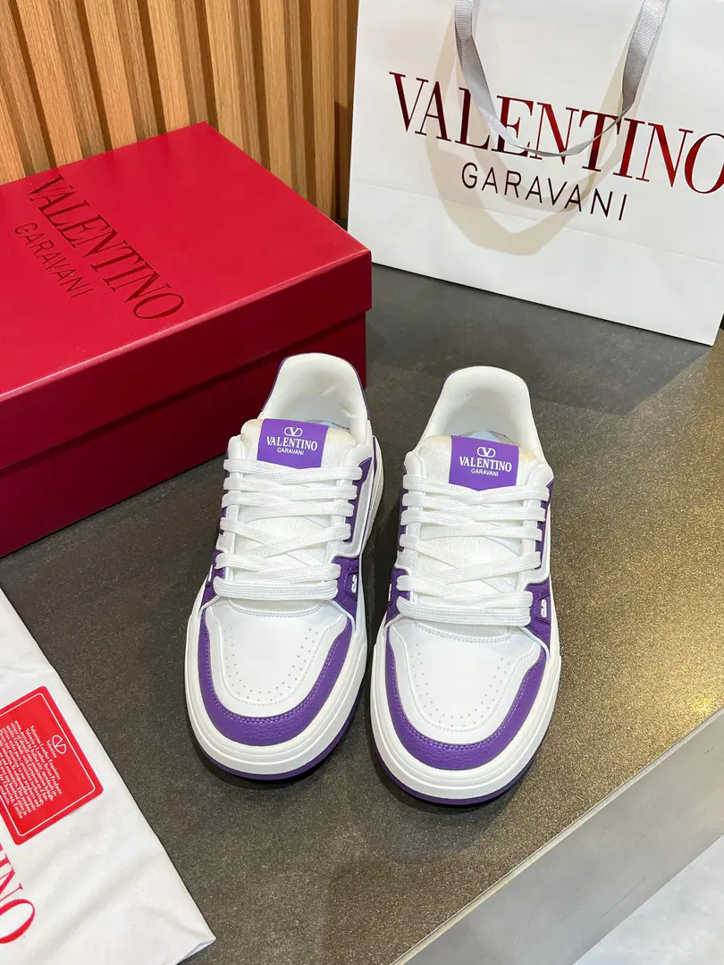 Minoru.🎤🎤VLTNWarren. 𝑶𝒏𝒆𝑺𝒕𝒖𝒅 Couples' sneakers. Valentino 2025New couple sneakers. Fires are on sale.. OriginalZPReload and Dismantlement. Repeatedly retweets. The strength is one-to-one.！Top luxury. Soft and cozy. It brings a quality of excellence and grace. And the wonderful comfort of the upper foot. Otsumi!: Original development𝐓𝐏𝐔Double-coloured base Packaging: Original Configuration Full Packaging Codes: 35-46