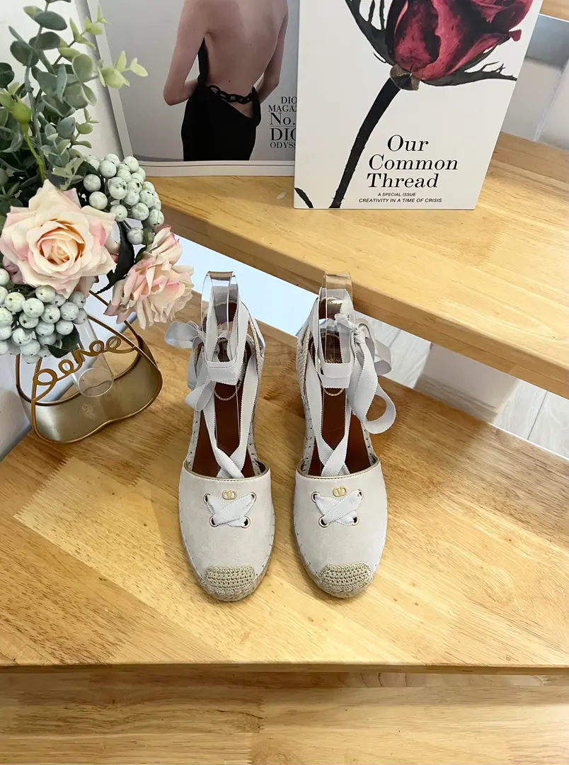 Valentino Garavani /Valentino. The slope and the strap.VNew fisherman shoes. LargeVLabel decorations Leather. He's tall.9.5 Rubber Bottom Italian manufacture 36-41