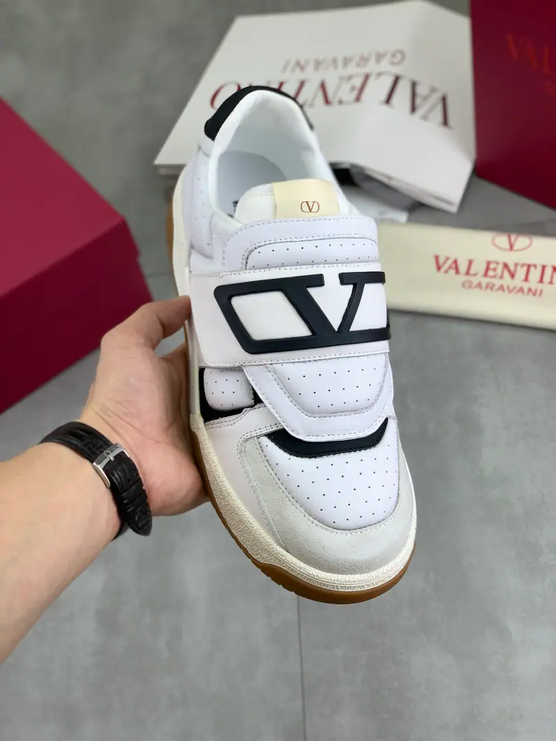 Plant prices Real value Latest ValentinoValentino.VThe new home is a young fashion. Sports shoes It's full of energy. Open-ended age The upper foot is very light and comfortable. Packaging Original procurement development Make the goods. All colors are paired with a pair of eyes. Activate the charming sunshine. Shoes design blends the tide with the everyday shape. The streets are full of feelings. Multi-Current Selection！ Fabulous.: Original Material Collation/Head-decked cow skin. Uchi.: Imported cattle skin/OriginallogoGet some sweat and gas cushions. Otsumi!: TPUThe bubble is a big fat piece of material. Branded plastic shoes. Codes: 38-46 Full package Colours: 3️⃣Colours