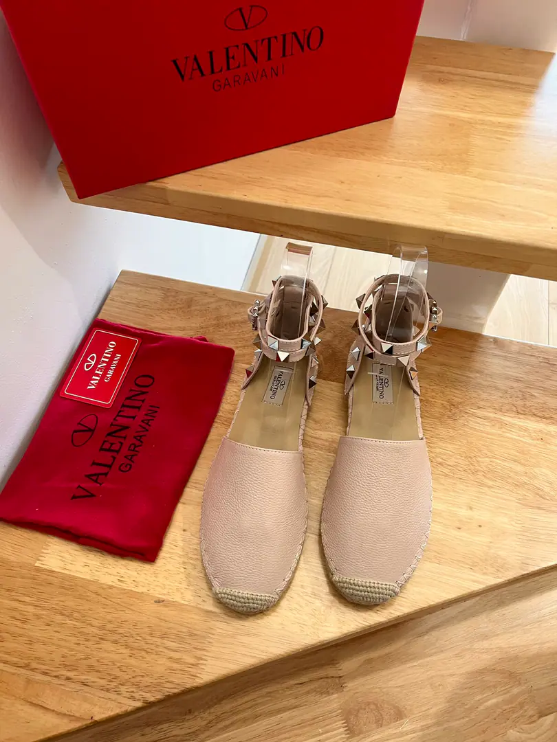 （New） 【VALENTINO】Valentino.2023The new one at the Paris counter in early spring.# The middle-air liner's shoes.😈😈The world's fashion., Every brand has a similar one.🙅🙅But it's making many fairies compete for consumption., It's one of his own.LOGOThe nail elements are perfect.💯💯Attention.⚠️The most important thing is that it doesn't pick feet.[Tooth.], No foot picks.…[- You're so proud of yourself.]Shoe.: Australian sheep.. Uchi.: Lamb skin., Otsumi!: Original1Bing1Unique open code number: 35-41Code.