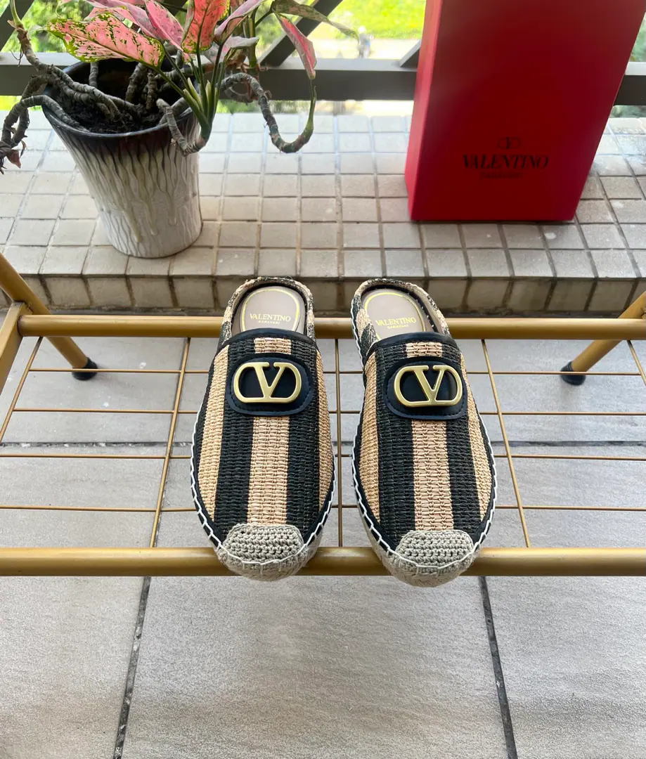 Valentino Garavani /Valentino. Roundheads with moller shoes.VI'm gonna grab a new slipper.🩴Fishermen's shoes. LargeVGold button decorations ppShit. He's tall.2cm Rubber Bottom Italian manufacture 36-41