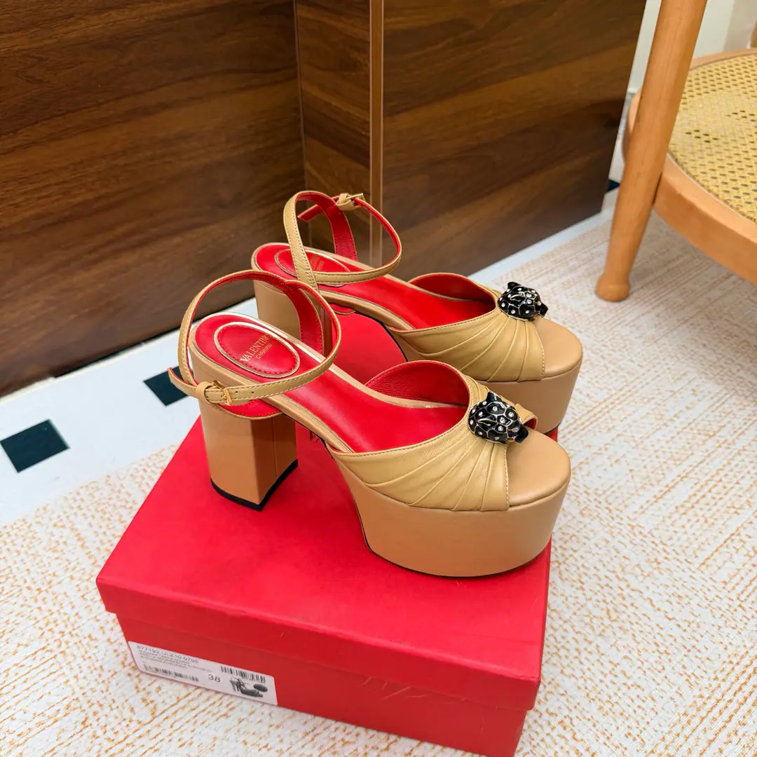 2026I'll take the water table and the sandals. Valentino High heels💗Loved sandals. A beautiful quality.⚠️ It's a great match., Wear it any season.💜 Valentino is a new fashion charm. To continue the super high and design., I'm a big fan of the world's famous fans. The million fans are showing their love., Best sales at sea and abroad The domestics are out., Top Version Candy color., Every color is beautiful. Shoe.: Bullskins. Uchi.: Import of sheep skin Shoes under the sole.: That's a big one. He's tall.: 11cm Packaging: Full original package Codes: 36One.42Code（40, 41, 42I'm not gonna change.）
