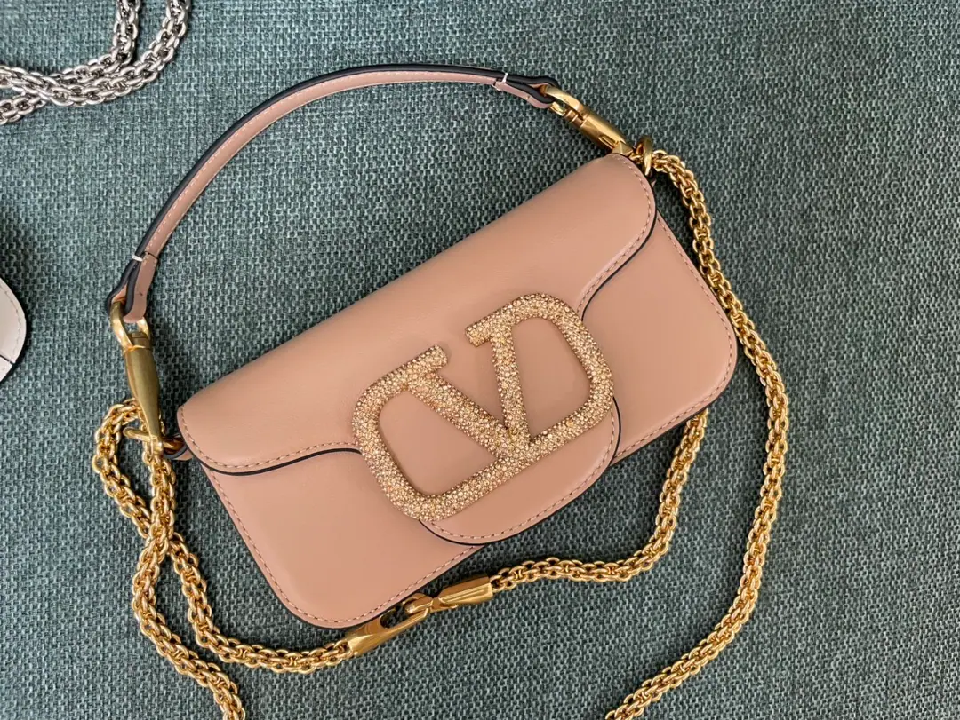 Small. ❤️Model: 1133Starfish.▪️The drill button. Valentino Valentino's leather handbag.👜Put the armpit in your bag. ▪️The old effect treatment parts for the old brass. ▪️Magnetic button opening ▪️Soft sheep liner. ▪️Dimensions:20x11x5cm