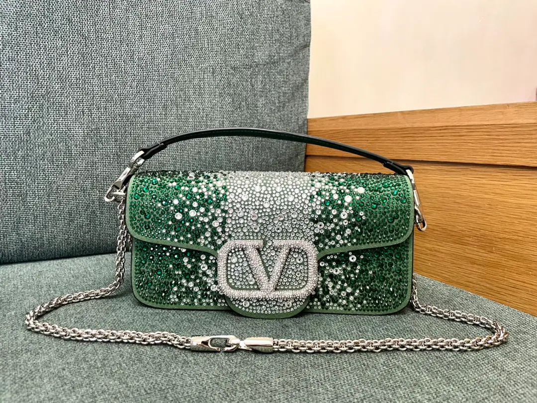 Large. ❤️Model: 1134 The hot-dry green.▪️The drill button. Valentino Valentino's leather handbag.👜Put the armpit in your bag. ▪️The old effect treatment parts for the old brass. ▪️Magnetic button opening ▪️Skin liner. ▪️Dimensions:27x13x6cm