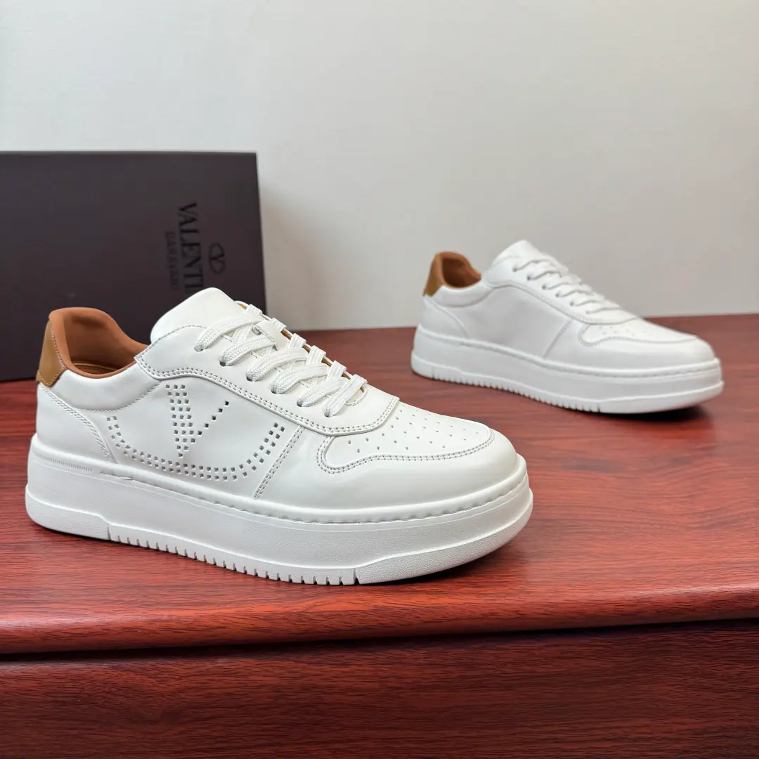 Valentino/Valentino. SPARRYMales leather sneakers！ Quality sense, empty.VThe board shoes., I can play time off.✨ The shoe face is a top-decked cow./Cows, anti-featur., Soft and delicate., It's not boring to breathe.. SideVA type, empty carving., The details are full., The recognition is full and not exaggerated.. A thick-dense muffin., I'm getting more invisible.3-4cm, Just perfect your legs., High and not heavy.. Stretch the emulsion feet., Real cortex., PrintinglogoDetails of the badge identification！ It's clean and clean., Fit for commuting, Wearing everyday.. The gray-feather money is a bit of a regenerative., Take it easy and relax.. Superlight rubber base skating., The upper foot is soft and comfortable., I'm not tired.. Full package！ Size: 39-40-41-42-43-44Skins size.（Customable38.45.46） The cargo.: T1021-15 White brown.
