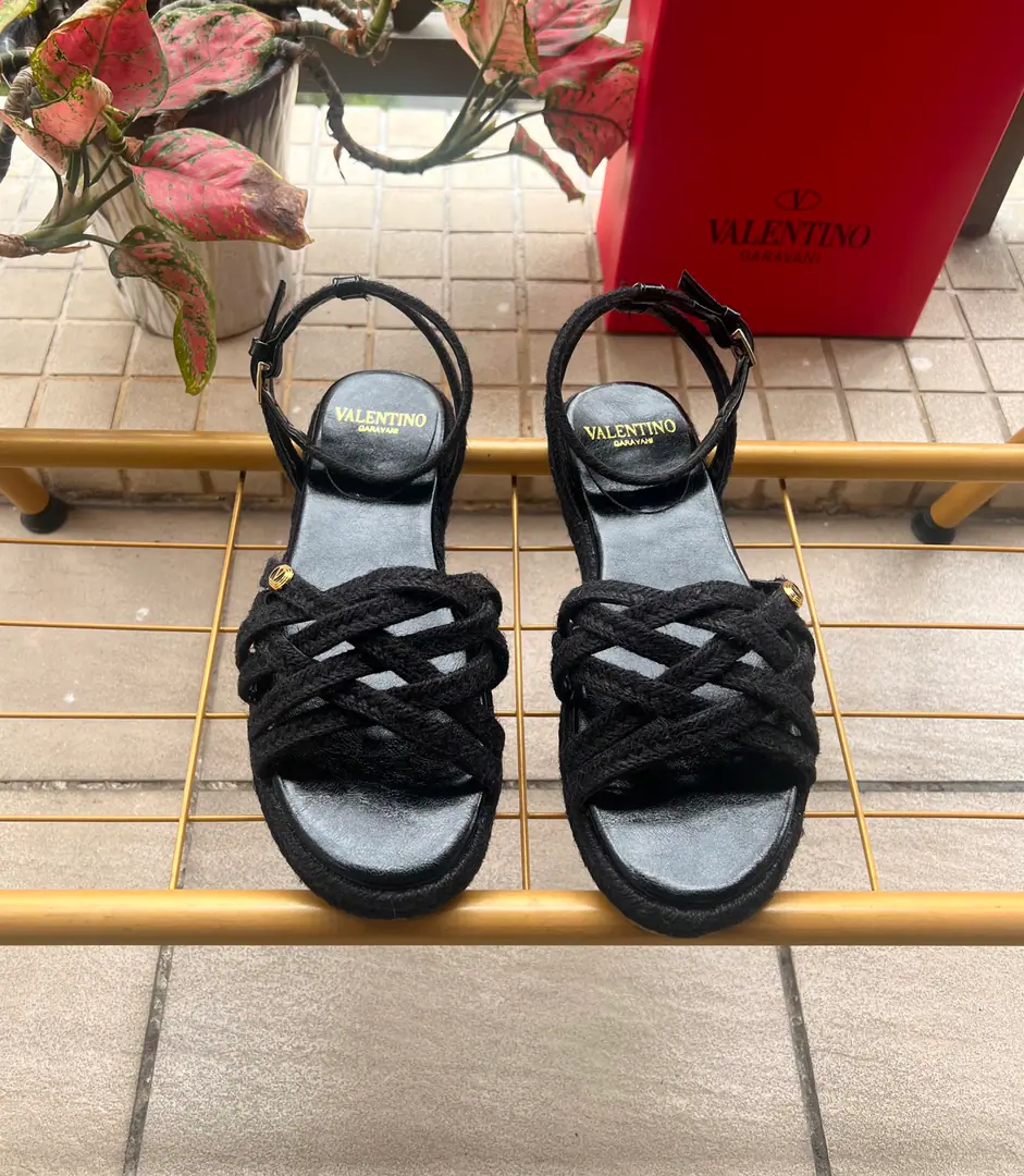 Valentino Garavani /Valentino. Roundhead knittingVI'll take a new sandal.🩴Fishermen's shoes. VThe gold pin logo. ppShit. He's tall.2cm Rubber Bottom Italian manufacture 36-41