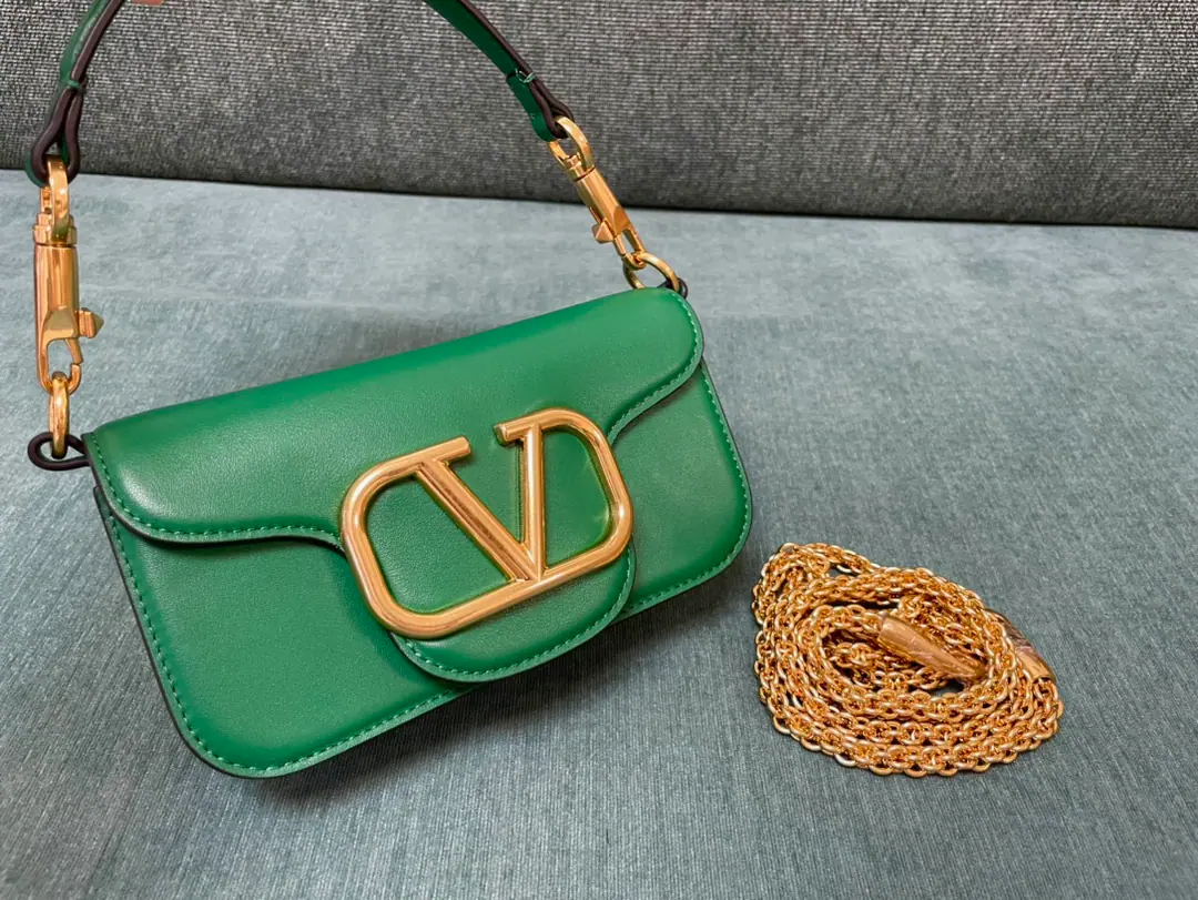 Batch. Valentino Garavani MINILOCCow-skin handbag., MetalVLogo SignatureDetails With undreatable lifters and undrewable slide chains, ♪ And I can't bear ♪, Slash or handheld The old effect treatment parts for the old brass. Magnetic button opening Model▪️1133S Dimensions: 20x 11x5cm