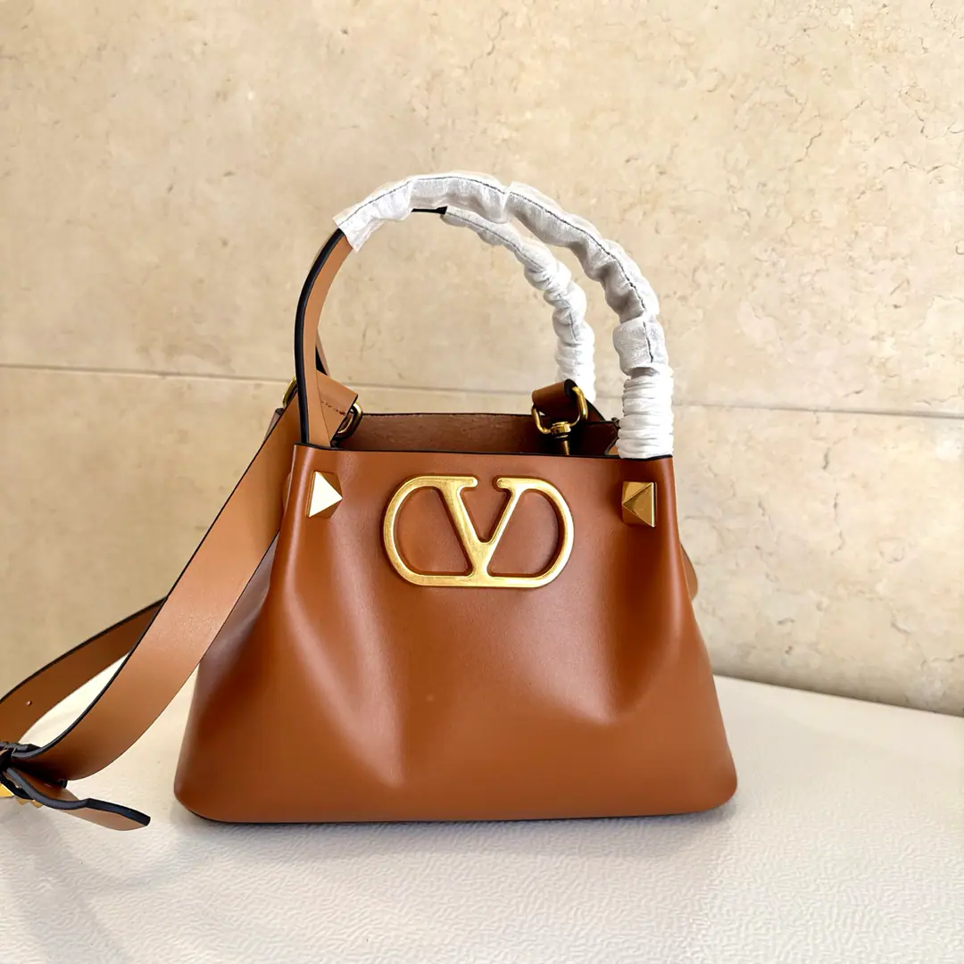 Small. 2026Summer shopping bags.🍃 Model:0099❤️ VLOGO ValentinoValentino. New cattle skin shopping bag., Totbag.toteBags, Garavani Escape Bags., Retro brass reprocessing nails and metal accessories Dimensions: 25✖️18✖️12cm