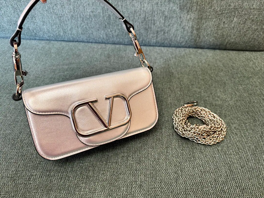 Batch. Silver buttons. Valentino Garavani MINILOCCow-skin handbag., MetalVLogo SignatureDetails With undreatable lifters and undrewable slide chains, ♪ And I can't bear ♪, Slash or handheld Magnetic button opening Model▪️1133S Dimensions: 20x 11x5cm