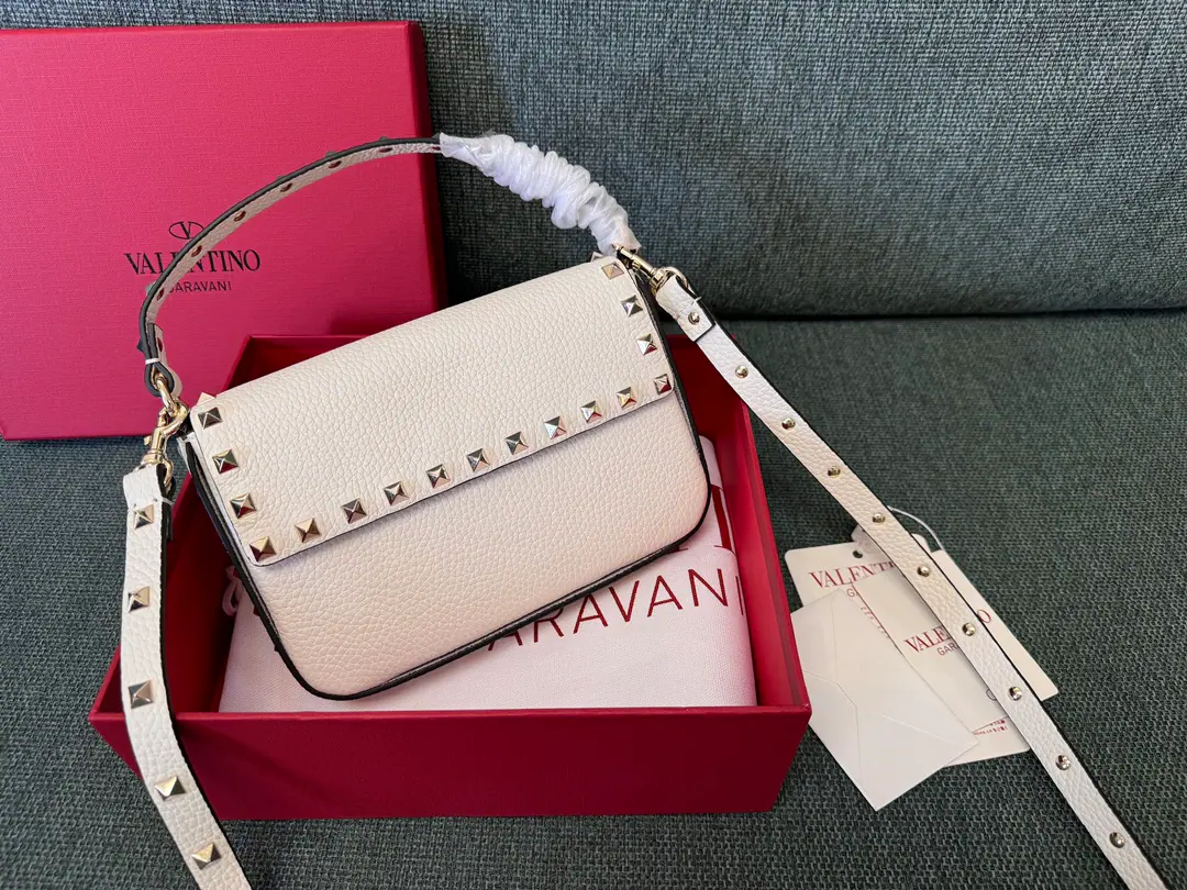 Batch. White❤️ Valentino Valentino's envelope is a small slant bag., Handbag. With a disassemble shoulder belt., Reverse Magnetic Deleting, A shallow gold nail. Dimensions: 13.5x19x3cm Model: 3022