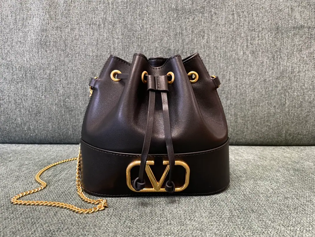 Batch. 🆕valentino Little buckets. Valentino's mini-goat bucket bag. The old effect is a repeat brass.Logoand accessories - Pull the rope. Chain shoulder belt. Dimensions:Kuan20xHigh17xDeep8centimetres Model: 1188