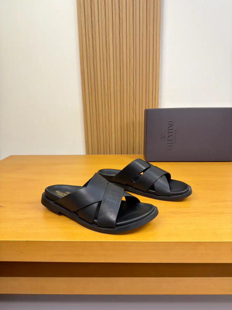 【VALENTION】Valentino. High-end quality Original List·- Rhythm slippers. Shoe.: 🔝Napa Skin., Brand metal buttons Uchi.: Environmental cattle skin Otsumi!: It's so light.TPUWater table·Rubber. Combination to the base Super-high-quality control.·- I'm doing a little work.: Highlight(High-end·- How expensive.·Slot) Size: 39-44（38, 45, 46, Make a reservation.)·VL3258