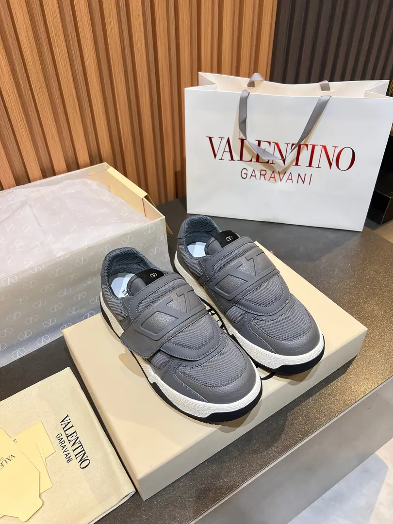 Minoru.🎤🎤VLTNWarren. 𝑶𝒏𝒆𝑺𝒕𝒖𝒅 Couples' sneakers. Valentino 2025New couple sneakers. Fires are on sale.. OriginalZPReload and Dismantlement. Repeatedly retweets. The strength is one-to-one.！Top luxury. Magic stickers. Soft and cozy little cow skin. It brings a quality of excellence and grace. And the wonderful comfort of the upper foot. Top-level purchase version of shoe face: Import the cow's skin./Original oil side process Uchi.: In the skin of the watered cow. Otsumi!: Original development𝐓𝐏𝐔Double-coloured base Packaging: Original Configuration Full Packaging Codes: 35-46
