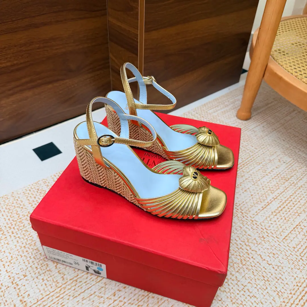 Explosive. 📍ValentinWarren Tianlian Classic.VButton The slopes and the grass. High heels.❤️The classic big one.VButton Design Match It shows the way the brand has its own design style. Luxury fashion. Very recognizable. A fine round head. Sidelines are perfect. It's a very pure smell. Little Nob. A woman of honor.‼️ The shoes are skinned with cattle. There's a mix of sheep skins inside. Original Open-Fixed Metal Bumper Italian imports of cattle and skin He's tall.: 8.5cm Codes: 35-39（40/41/42Custom）