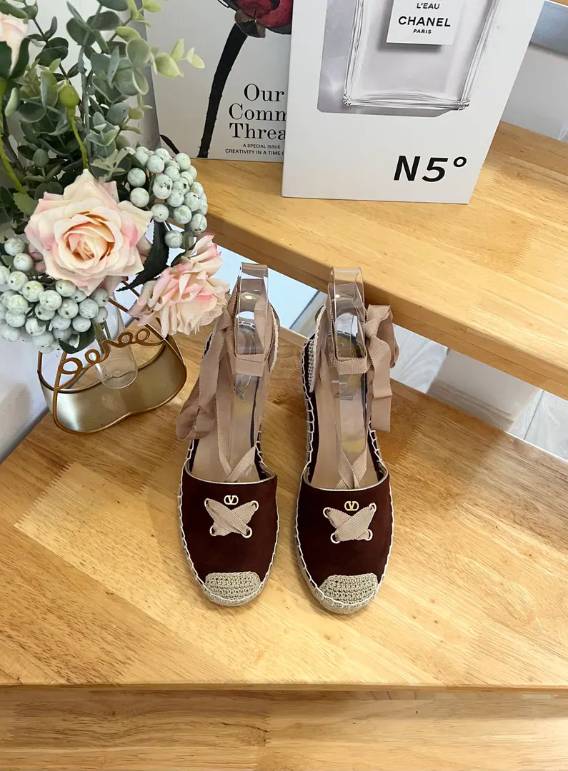 Valentino Garavani /Valentino. The slope and the strap.VNew fisherman shoes. LargeVLabel decorations Leather. He's tall.9.5 Rubber Bottom Italian manufacture 36-41