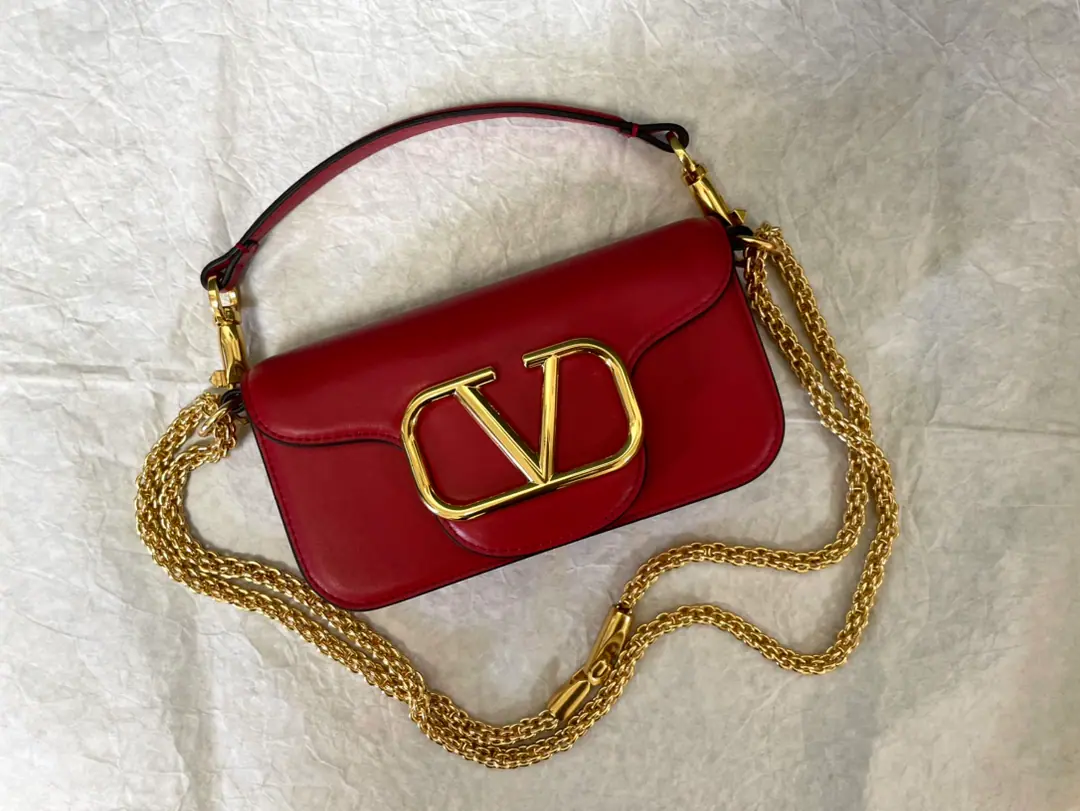 Batch. Valentino Garavani MINILOCCow-skin handbag., MetalVLogo SignatureDetails With undreatable lifters and undrewable slide chains, ♪ And I can't bear ♪, Slash or handheld The old effect treatment parts for the old brass. Magnetic button opening Model▪️1133S Dimensions: 20x 11x5cm