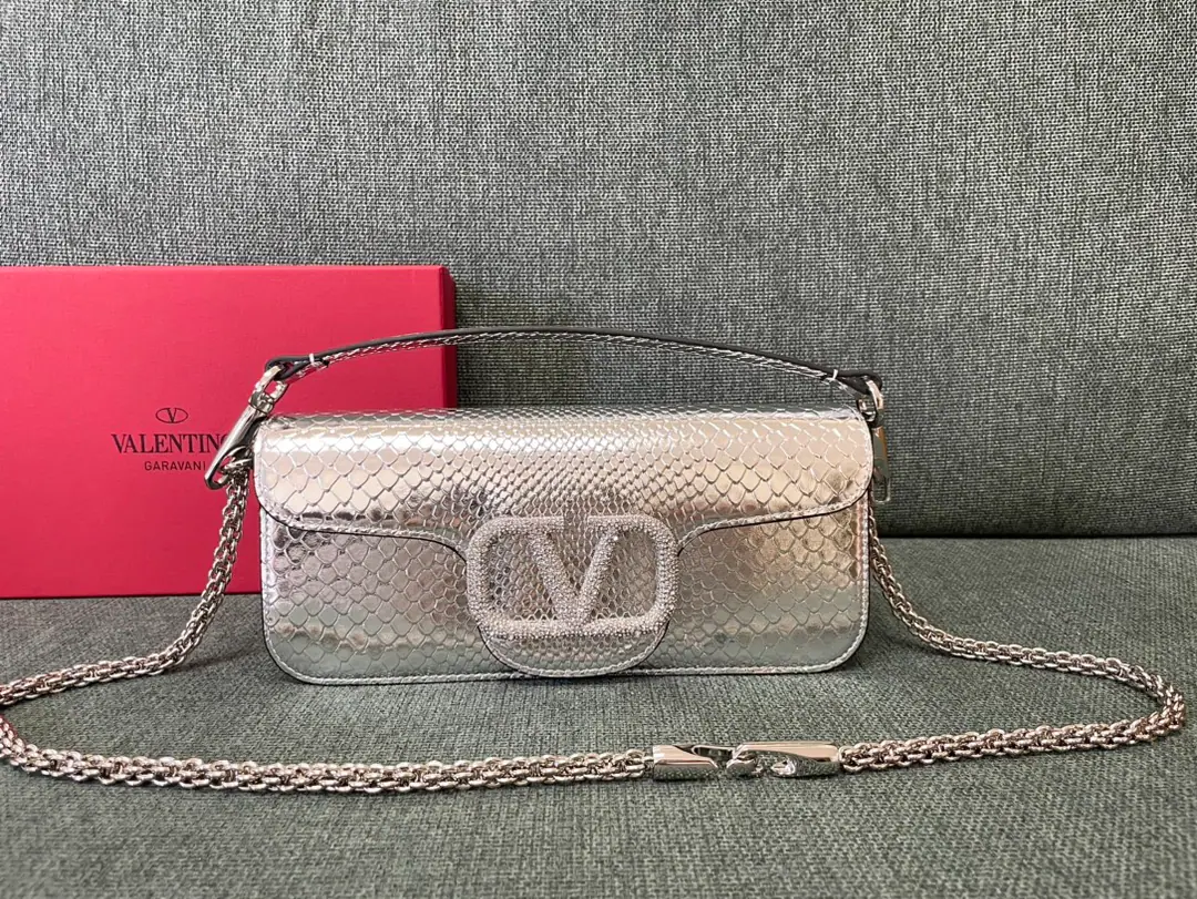 Large. Valentino Garavani MINILOCCow-skin handbag., MetalVLogo SignatureDetails With undreatable lifters and undrewable slide chains, ♪ And I can't bear ♪, Slash or handheld Magnetic button opening Model▪️1133LSnake. Large size:27x13x6cm