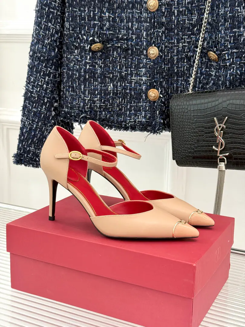 Plant price Valentino/Valentino.26WFNew Spill-head heels. The sharp line is a fine contour of the foot. SmallVGold tags for the shoes. Ratio of length length to length ♪ High and smooth every step of grace ♪ Classic red bottom recognition. It's easy to get a teleport. The naked and the black are cool. The upper foot is to be lifted immediately. You're not tired of walking. The fratricidal romance is hidden in detail. Summer shoe cabinets must be treasured. It's a lot of styles and styles. I'm not sure how much I'm gonna get. The classics that never regret starting. Details show the heart of the brand. It's easy to create a sense of excellence that doesn't take much effort. The price of the treasured shoes. I'm gonna be a little more elegant than I thought. The upper foot is white and thin. It's a match for both work and date. Quality and face The Warrens must be a fine one.！ Facework customized leather with original The inside feet are all sheep's skin. He's tall.: 8cm Italian imports are so thick. size: 35-39（40/41Custom） Numbering: 97320260808