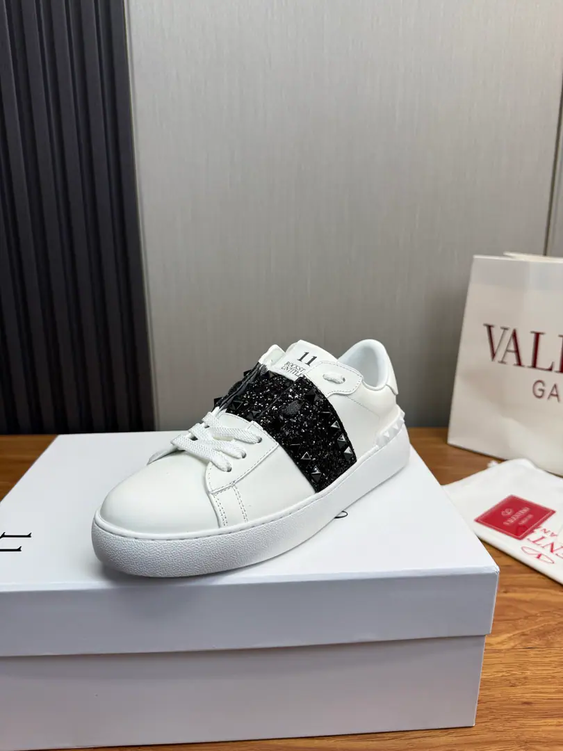 Plant 𝑽𝒂𝒍𝒆𝒏𝒕𝒊𝒏𝒐Valentino. Classic couple's leisure shoe series.💟 It's a year-round.🔥 1:1High-quality delivery✅ Valentino The star is the same. Fires are on sale.. OriginalZPReload and Dismantlement. Repeatedly retweets. Top luxury. Fashion and leisure. It brings a quality of excellence and grace. And the wonderful comfort of the upper foot. Top-level purchase version of shoe face: Import the cow's skin./Original oil side process Uchi.: In the skin of the watered cow. Otsumi!: Original Development Bottom Packaging: Original Configuration Full Codes: 35-45 （45Make a no-refund order.）