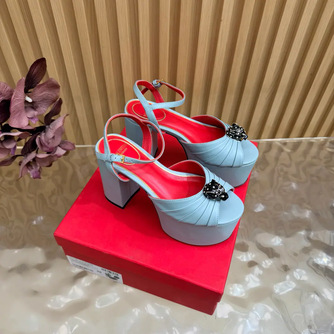2026I'll take the water table and the sandals. Valentino High heels💗Loved sandals. A beautiful quality.⚠️ It's a great match., Wear it any season.💜 Valentino is a new fashion charm. To continue the super high and design., I'm a big fan of the world's famous fans. The million fans are showing their love., Best sales at sea and abroad The domestics are out., Top Version Candy color., Every color is beautiful. Shoe.: Bullskins. Uchi.: Import of sheep skin Shoes under the sole.: That's a big one. He's tall.: 11cm Packaging: Full original package Codes: 36One.42Code（40, 41, 42I'm not gonna change.）