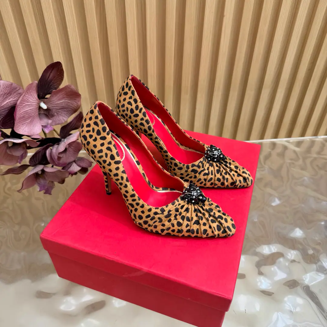 2026♪ Take the stuns and the heels ♪ Valentino High heels💗Loved sandals. A beautiful quality.⚠️ It's a great match., Wear it any season.💜 Valentino is a new fashion charm. To continue the super high and design., I'm a big fan of the world's famous fans. The million fans are showing their love., Best sales at sea and abroad The domestics are out., Top Version Candy color., Every color is beautiful. Shoe.: Bullskins. Uchi.: Import of sheep skin Shoes under the sole.: That's a big one. He's tall.: 10cm Packaging: Full original package Codes: 36One.42Code（40, 41, 42I'm not gonna change.）