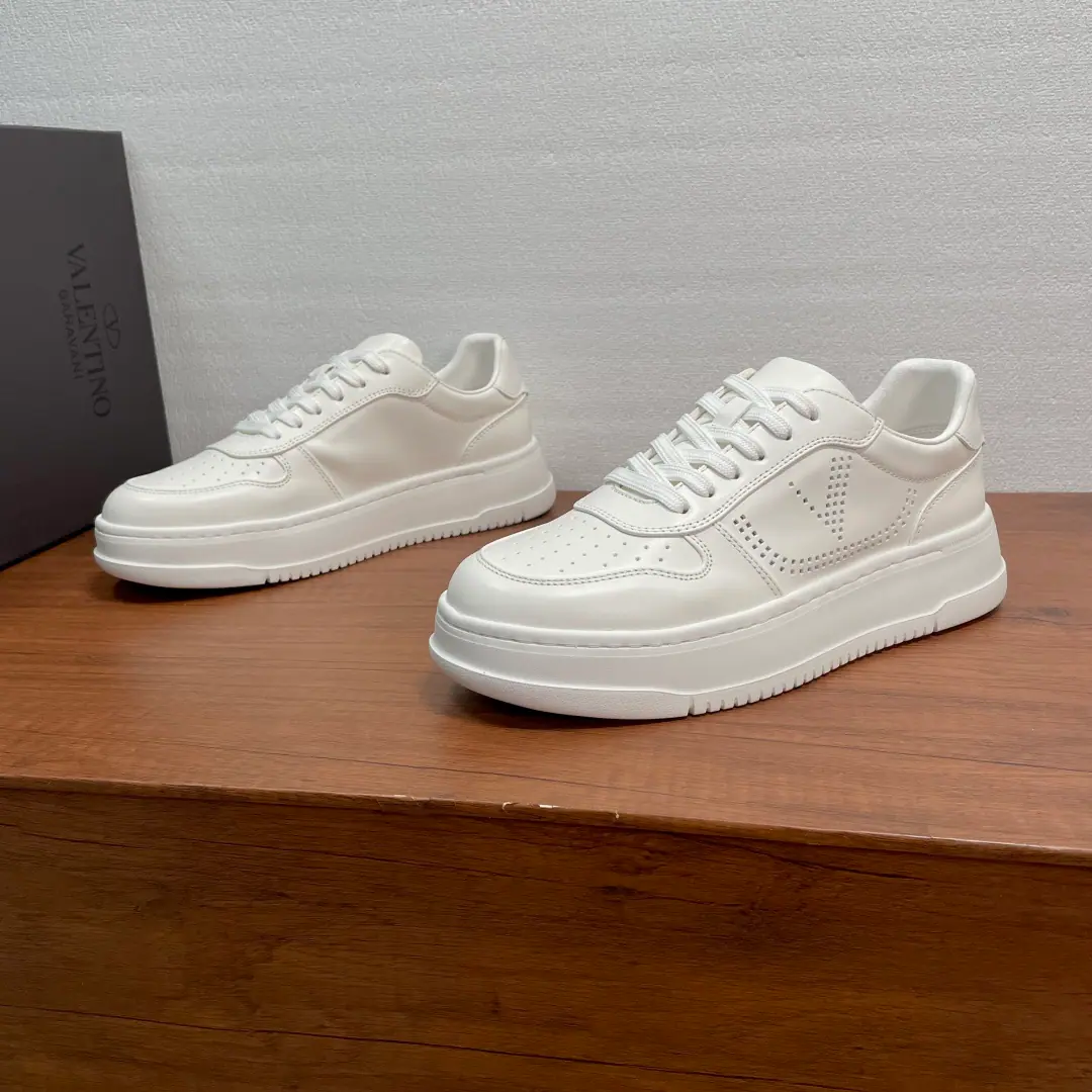 Valentino/Valentino. Men's classic low-end leisure shoes. The sneakers are made of soft little cow skin and fury cow leather., The skin is soft and delicate., External sideVLOGO SIGNATUREThe punch details., Shoe head punches., New Fashion, I'm comfortable with air., In the fabric., With a plaque., Light rubber, large base., Slipperproof., The feet are light and comfortable., Fashion and fashion., Full package！ Codes: 39-40-41-42-43-44（38/45You're not going to be able to buy back.）