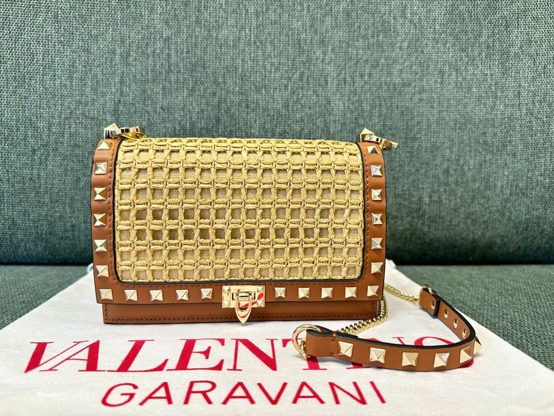 Batch. Lafayette's envelope. ValentinoValentino weaves.WOCRich., Simple design, 1A strip that can be broken off the shoulder belt., Annex1A bag. Leather: Skin of a flat cow., Raphigrass. Dimensions: 18.5x12x4cm⚠️ Model: 2100