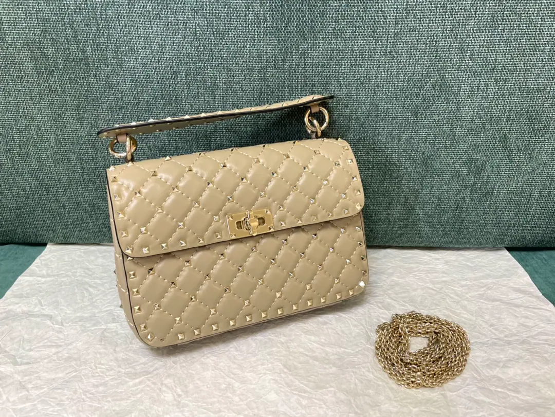 Medium. Top First List Medium-sized sheep skin. Model▪️0123 Valentino ❤️The cabinet is a classic.😘Top sheep skin., All the skin, inside and outside. Dimensions: Medium24x17x8.5cm