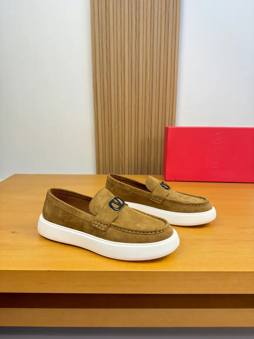 【 VALENTINO】Valentino. High-end quality Original List·The leisure movement is a stomping foot. Shoe.: Original🔝Anti-feathers., Shoe tongue..Artificial stitching of Mark Line, Brand metal buttons and cross-arms decoration Uchi.: Water-tied cow skin. Otsumi!: It's so light.TPU·Bubbles. Form Super-high-quality control.·- I'm doing a little work.: Highlight(High-end·- How expensive.·Slot) Size: 39-44（38.45.Make a reservation.)·9355