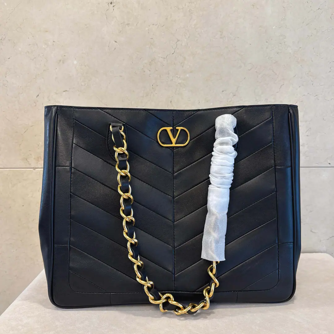 Large. Model:0126 GARAVANI LASEINE Putting the design bag together., It's made of bright and dumb sheep leather. V Font. This bag is made of leather and weeded straps., It's easy to carry.. Antiquated gold process effects treatment accessories The old effect is a repeat brass. VLOGO SIGNATURE Metal Details Magnetic button opening❤️ In the leather line., With a pocket and a zipper pocket. Large size: Kuan 34 X High 29 X Deep 12 centimetres