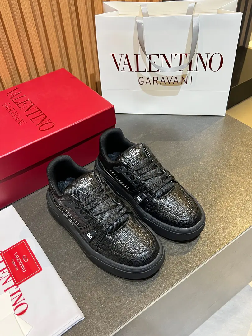 𝑽𝒂𝒍𝒆𝒏𝒕𝒊𝒏𝒐Valentino. 𝑶𝒏𝒆𝑺𝒕𝒖𝒅 Couples' sneakers. Valentino 2026The latest couple's sneakers. The star is the same. Fires are on sale.. OriginalZPReload and Dismantlement. Repeatedly retweets. Yes, sir.1:1Restore！Top luxury. Soft and cozy. Fashion and leisure. It brings a quality of excellence and grace. And the wonderful comfort of the upper foot. Top-level purchase version of shoe face: Import the cow's skin./Original oil side process Uchi.: In the skin of the watered cow. Otsumi!: Original development𝐓𝐏𝐔Double-coloured base Packaging: Original Configuration Full Packaging Codes: 35-46 Customised (Autoscript-Unlabelled）Order