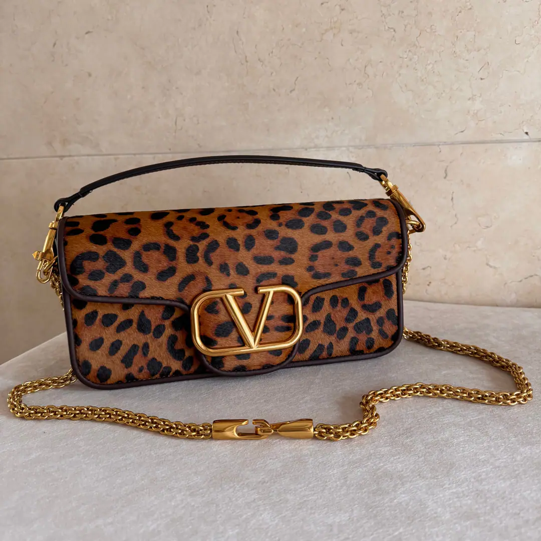 ❤️Large. Model: 1133The marmur. Valentino Valentino's leather handbag.👜Put the armpit in your bag. ▪️The old effect treatment parts for the old brass. ▪️Magnetic button opening ▪️Soft sheep liner. ▪️Dimensions:27x13x6cm