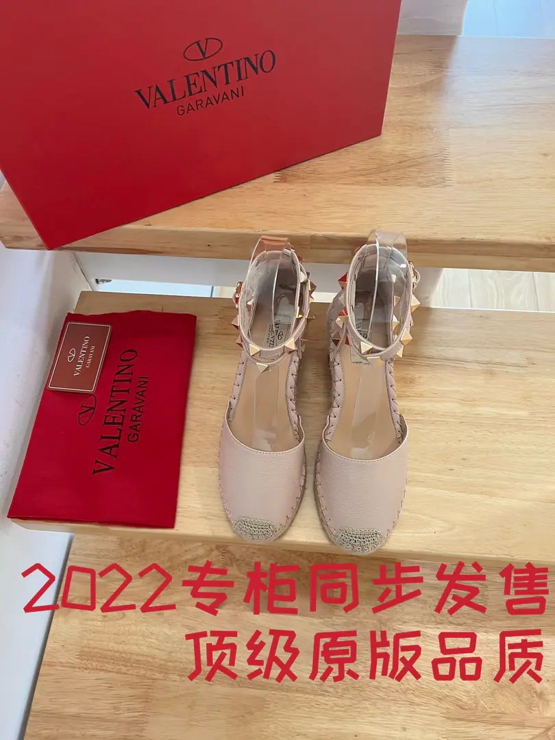 Valentino Garavani Skins of oxen and heel and sandals. Metal-effect process processing nail decoration Special comb-and-coated lined up the slopes and... A twig to adjust the skin belt of the calf. The slopes and the waterproofing stations. Italian manufacture 35-41