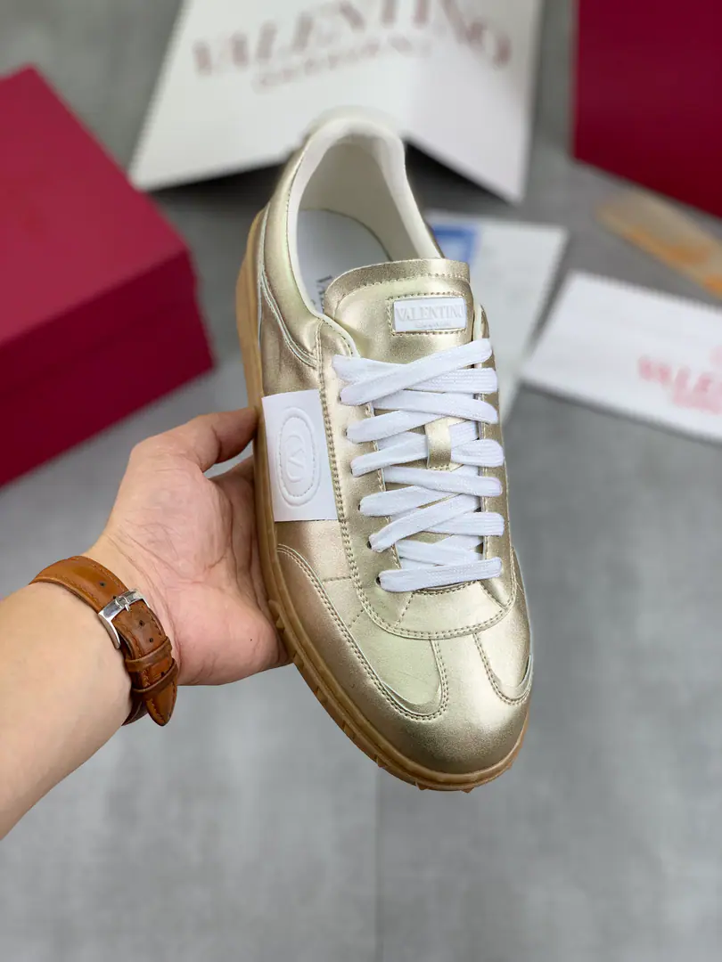 Plant prices Real value Couple money. ValentinoValentino. 2025/UPVILLAGE A couple's leisure sports shoes. 🆚Professional high-end, Perfect time., Quality is first class., Use all originals1:1Material production, I'm the only one who's got a role model.！ 🎁Full cabinet high end packaging ✔️Fabulous.:The High-Sight Bull. ✔️Otsumi!:TPUThe material is the bottom of the material. ✔️size:Women35-40Men39-45（Women41Men38.46Freeze!） 🆚All details1:1Customize, To be perfect.！