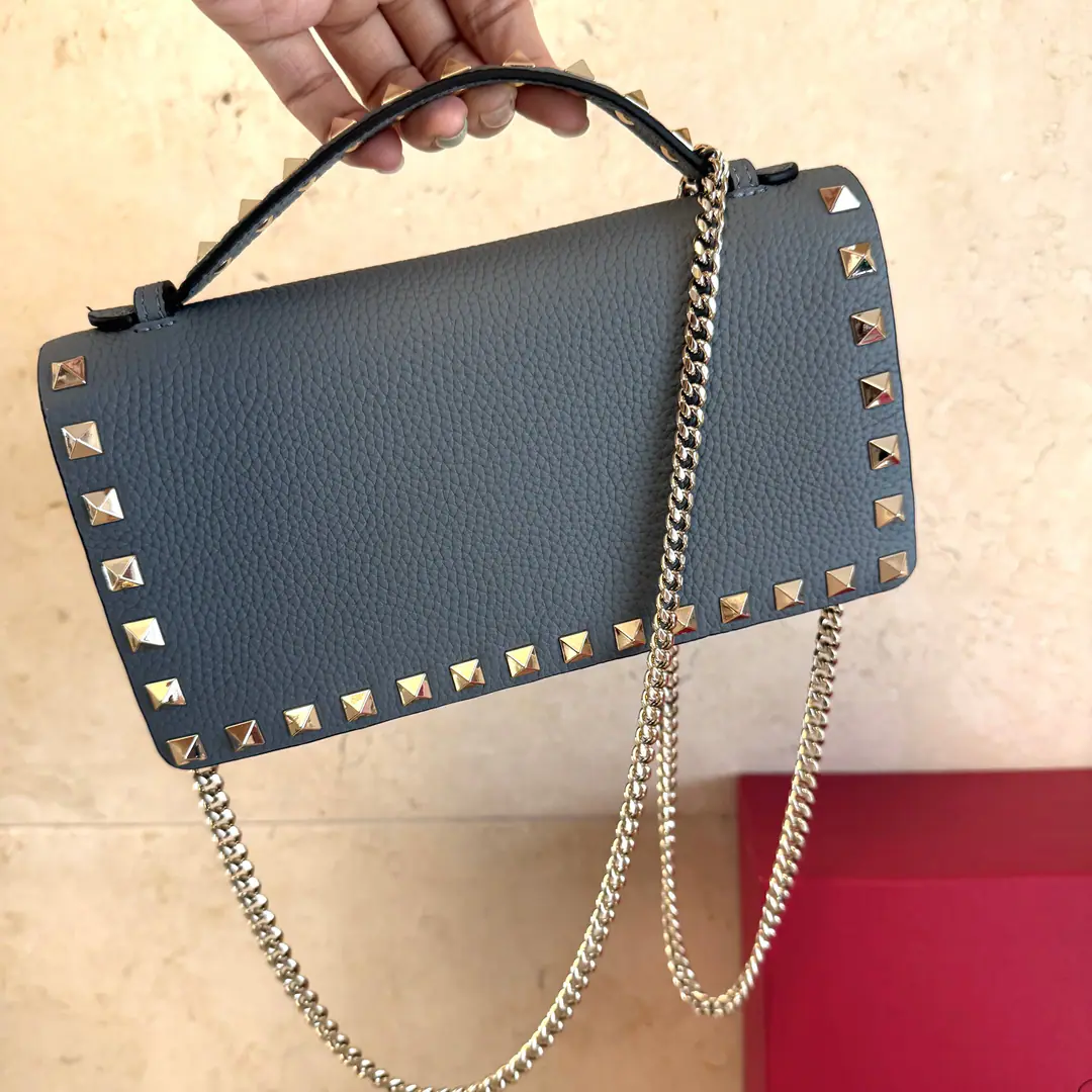 Batch. Gray VALENTINO🍃 Valentino. A small handbag with a small envelope. Metal process effect treatment nails and accessories Magnetic button opening A zipper pocket and a slot inside. In the leather line. Dismantled straps. Dimensions: Kuan21XHigh10.5XDeep4centimetres Model: 3088